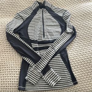Lululemon 1/2 zip size 4 grey and white running pullover